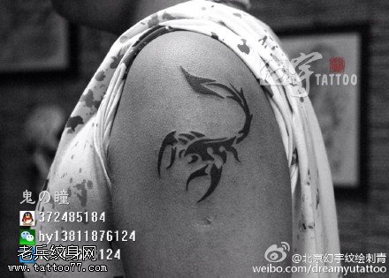 肩膀上经典的蝎子纹身图案