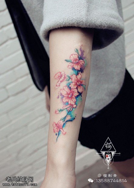 手臂美丽的花卉纹身图案