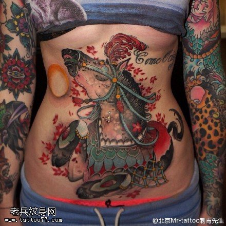 腹部彩绘的锦鲤鱼纹身图案