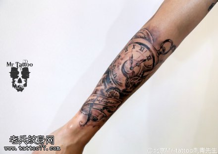 手臂古老的时光表纹身图案