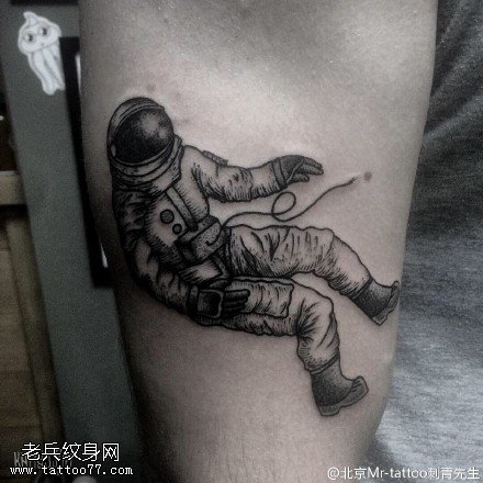 大腿上的太空人纹身图案