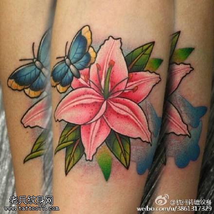 鲜艳的百合花纹身图案