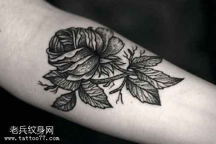 经典点刺的花卉纹身图案