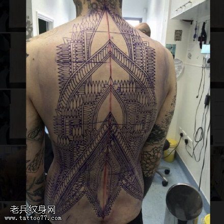 背部点刺迷宫纹身图案