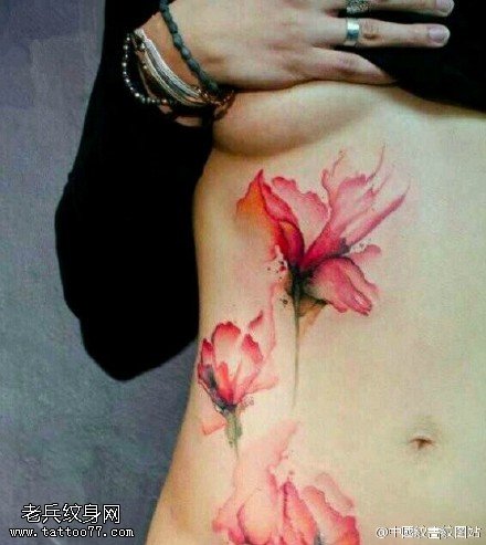 胸部水彩的花卉纹身图案