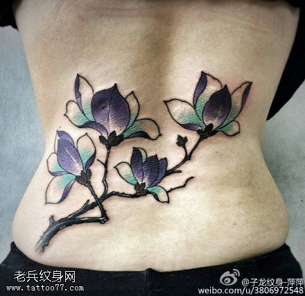 腰间漂亮的玉兰花纹身图案