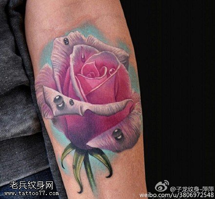 手臂玫瑰花纹身图案