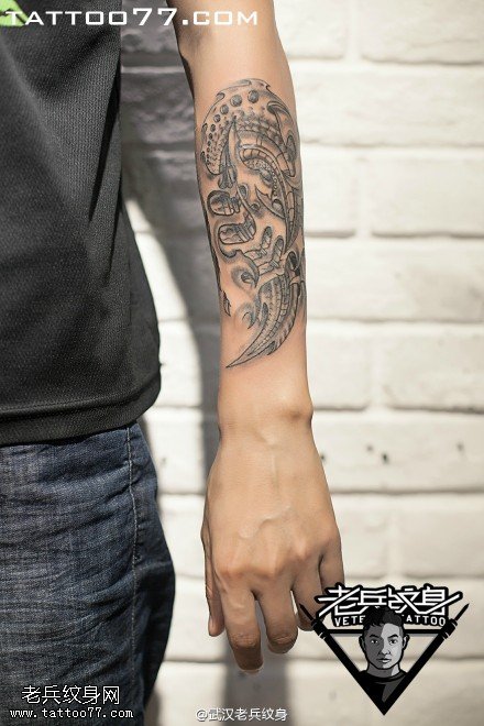 武汉女纹身师打造的手部欧美机械纹身图案作品