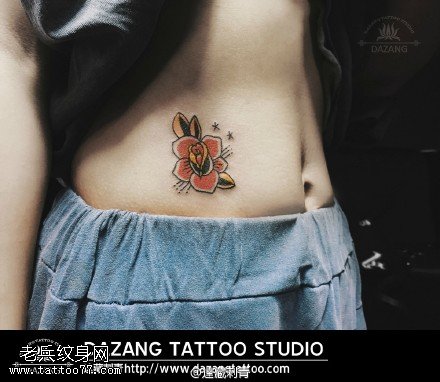 腹部漂亮的花卉纹身图案