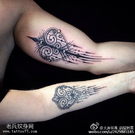 手臂点刺心形纹身图案