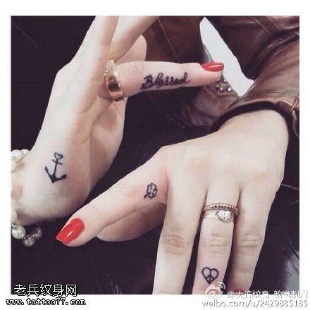 手指上的船锚四叶草纹身图案