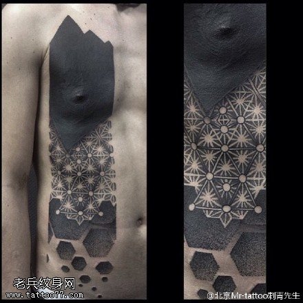 胸部黑灰几何元素纹身图案