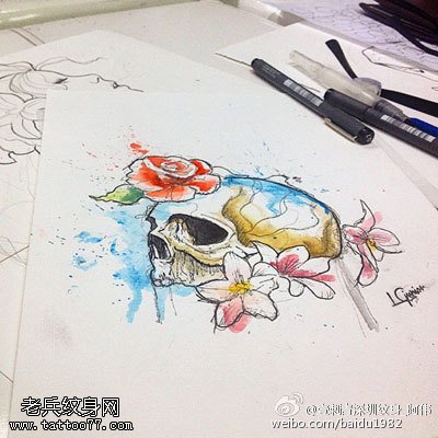 手稿水彩骷髅花卉纹身图案