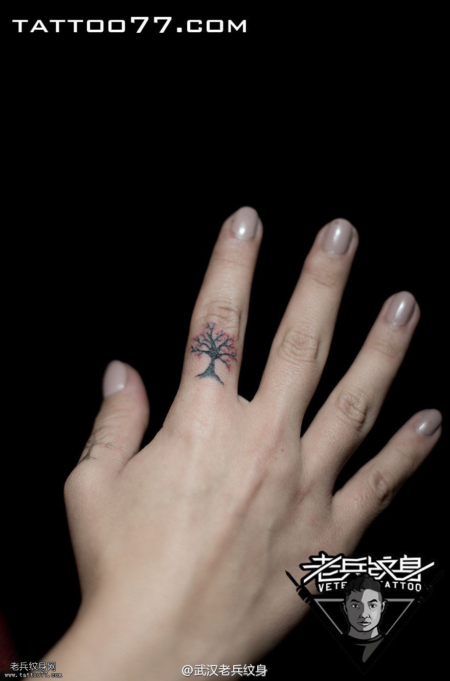 为外国美女打造的手指树纹身图案作品
