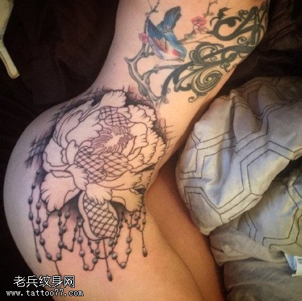 美女喜鹊梅花牡丹纹身图案