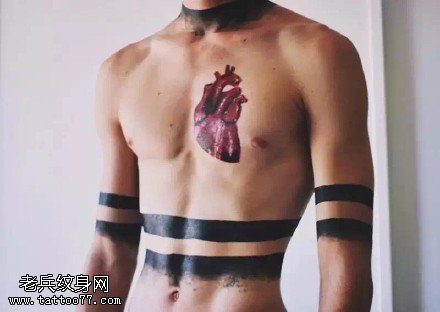 胸上的心脏黑灰图腾纹身图案