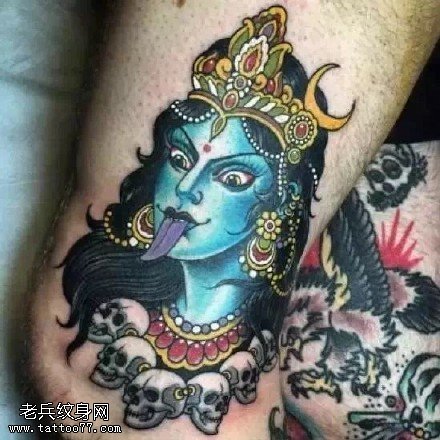 大腿上的魔女骷髅纹身图案