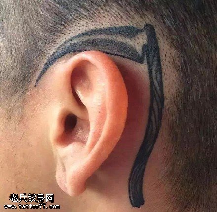 耳朵上的镰刀纹身图案