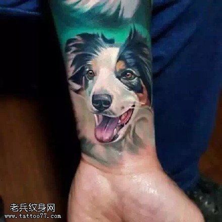 彩绘逼真写实的小狗纹身图案