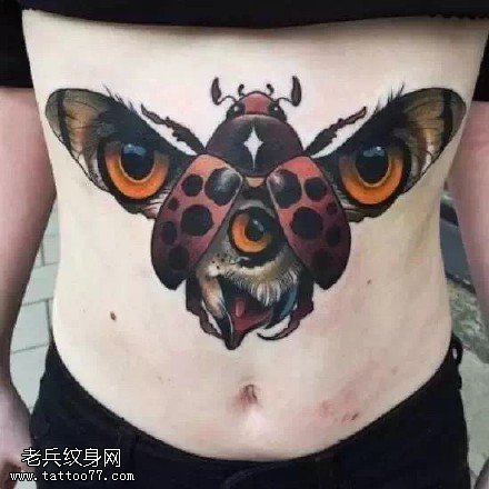 胸前的七星瓢虫纹身图案