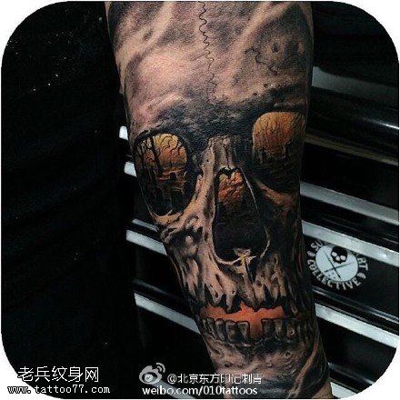 手臂上的3D大骷髅纹身图案