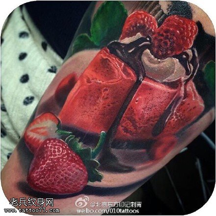 彩绘草莓蛋糕纹身图案