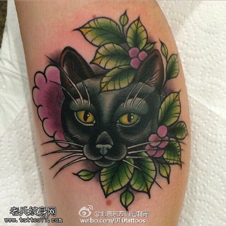 小腿上的猫咪花卉纹身图案