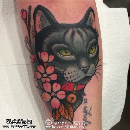 手臂梅花猫咪纹身图案