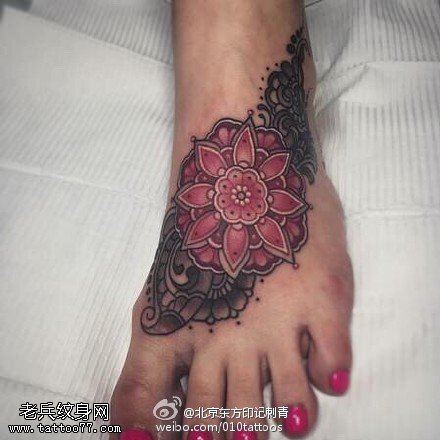 脚面上的彩色梵花纹身图案