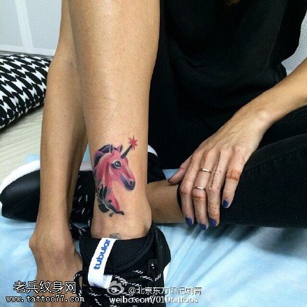 脚腕上彩绘独角兽纹身图案