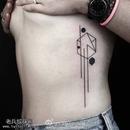 胸侧黑灰点刺图形纹身图案