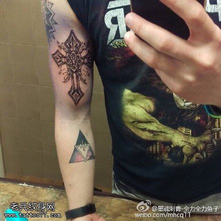 手臂上的梵花十字架纹身图案