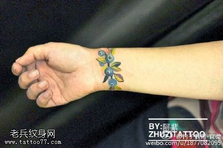 手臂上的蓝莓纹身图案