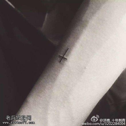 简单的十字架纹身图案