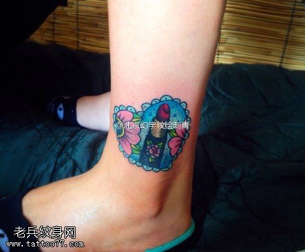脚腕上的心形口红纹身图案