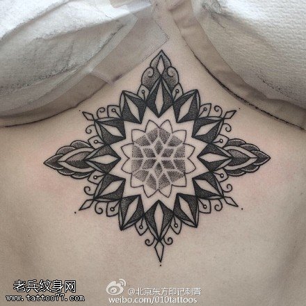 胸部漂亮的梵花纹身图案