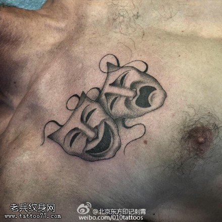 胸部俩面具纹身图案
