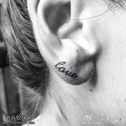 耳朵上清新的小字符纹身图案