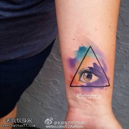 手腕上水彩三角眼睛纹身图案