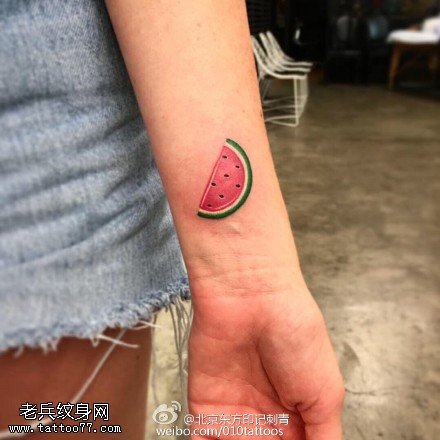 手腕上的西瓜纹身图案