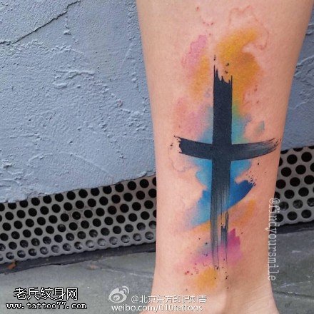 脚腕上水彩十字架纹身图案