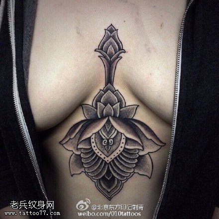 胸前经典的莲花纹身图案