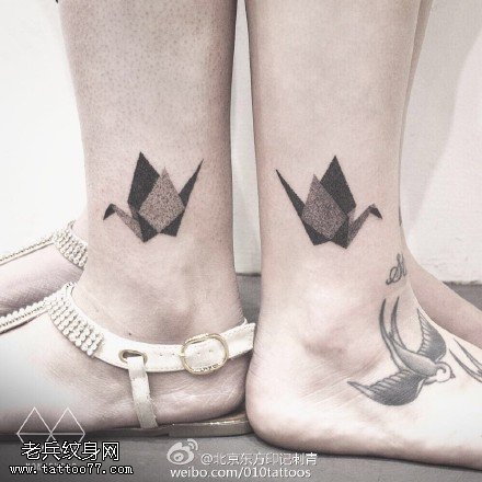 脚腕上的千纸鹤纹身图案
