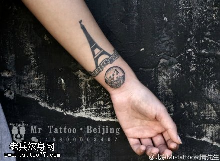 手臂上埃菲尔铁塔纹身图案