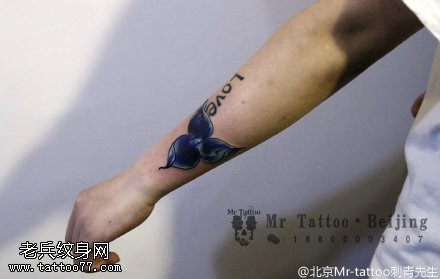 手臂上蓝色花卉纹身图案