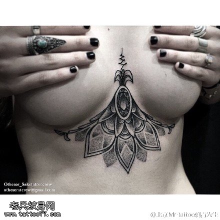 胸部精美的莲花座纹身图案