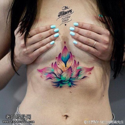 胸前彩绘莲花座纹身图案