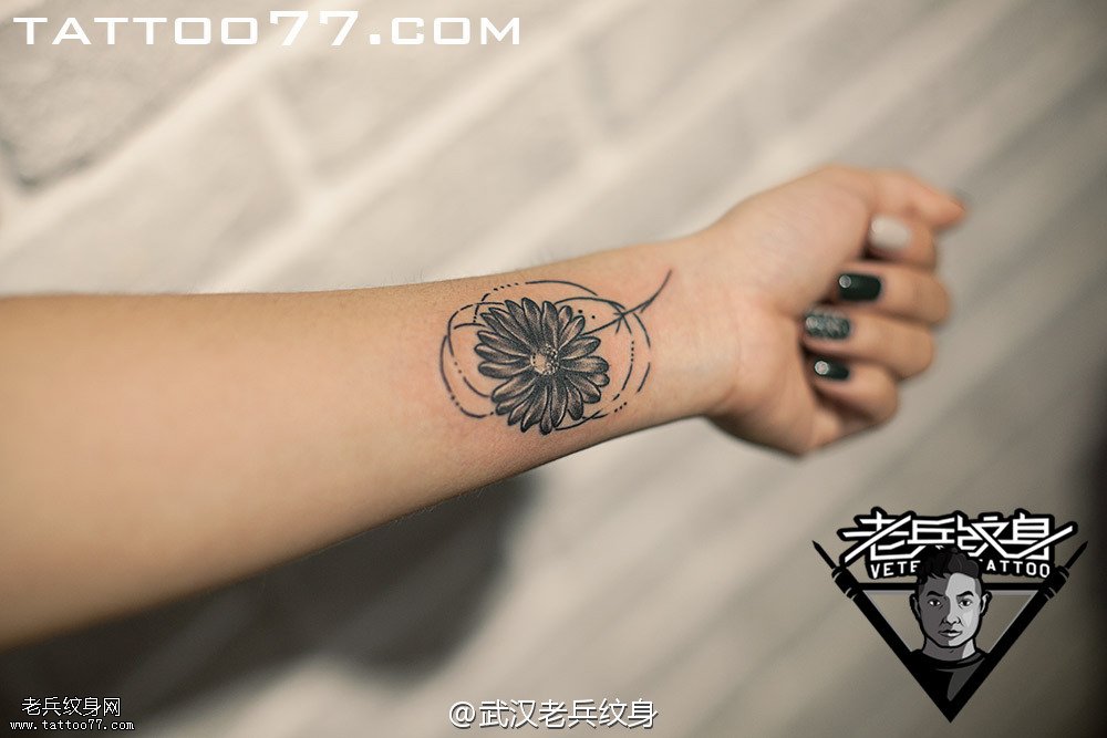 手部雏菊纹身图案作品