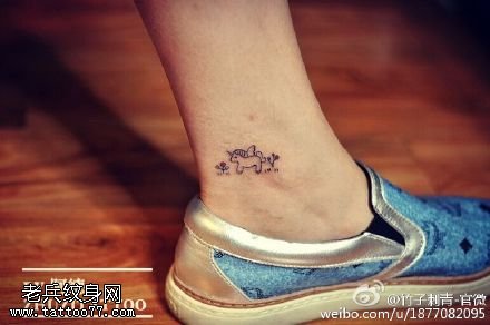脚踝上的小飞马纹身图案