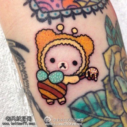 手臂彩色的小熊纹身图案